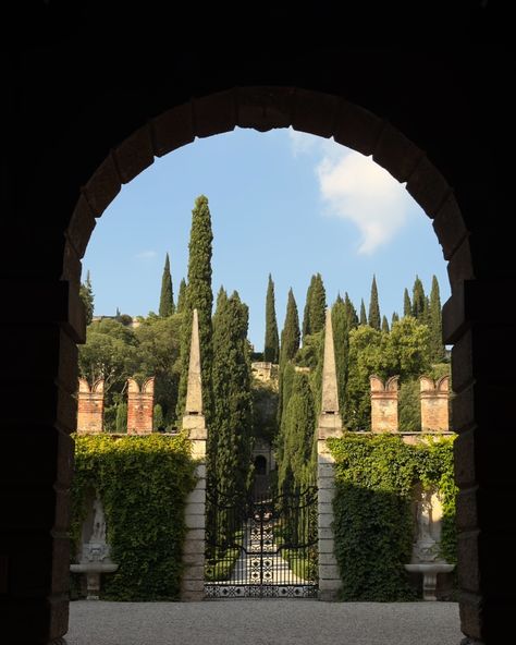 When in Italy. ⛲️ Giardino Giusti, Verona, Italy #verona #italiansummer #italia #giardino #nature #garden #aesthetic #travel #italy #art Verona Italy Aesthetic, Italy Houses, Italia Aesthetic, Italy Verona, Verona Italy, Garden Aesthetic, Italy Aesthetic, Travel Italy, Italy Art