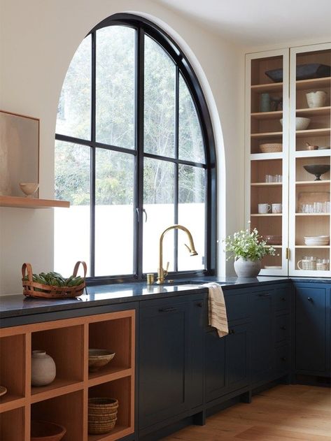 domino Dark Blue Kitchens, Fresh Kitchen, Kitchen Design Trends, Deco Boheme, Arched Windows, Kitchen Trends, Blue Kitchens, White Kitchen, Santa Monica