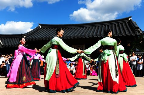 'ganggangsullae'. The song tempo progressively becomes faster. They sing about their personal hardships, relationships, and desires. During the dance, the women play a variety of games. The dance can last until dawn. Korean Traditional Dress, Traditional Dance, Folk Dance, Korean Traditional, Howls Moving Castle, Japanese Anime, Henri Matisse, Traditional Dresses, Traditional Outfits