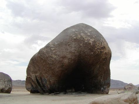 Giant Rock | Atlas Obscura Giant Rock, located in California's Mojave Desert, is roughly seven stories high and covers almost 6,000 square feet. Some say it is the largest free-standing boulder in the world. Halifax West Yorkshire, Giant Boulder, Sculpture Images, Hollow Earth, Dry Garden, Big Rock, Mojave Desert, Rock Formations, Joshua Tree