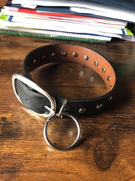 Alternative leather choker with metal detail made from an old belt Belt Alternative Diy, Leather Choker Diy, Diy Goth Accessories, Punk Jewelry Diy, Goth Diy, Punk Diy, Diy Mom, Diy Choker, Diy Belts