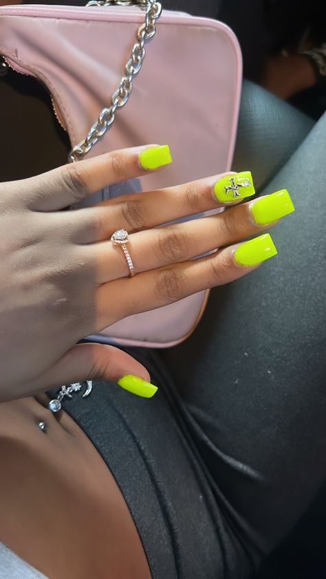 Neon Nails Black Women, Lime Green Nail Ideas, Lime Green Nails Acrylics, Nails Acrylic Lime Green, Green Nails Acrylic Short, Lime Green Nail Inspo Acrylic, Neon Green Short Acrylic Nails, Short Lime Green Acrylic Nails, Lime Green Nails Short