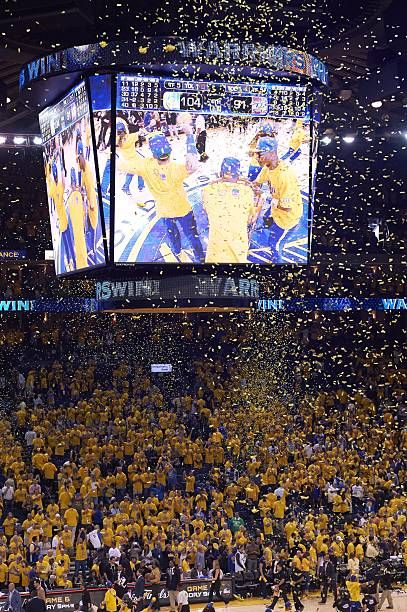 Nba Arena Aesthetic, Confetti Pictures, Nba Arenas, Basketball Arena, Oracle Arena, Warriors Basketball, Sports Aesthetic, Basketball Wallpaper, Dream Lifestyle