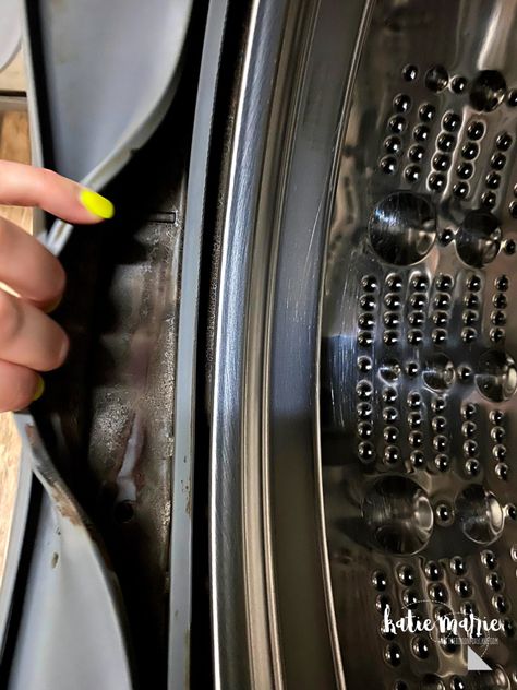 How To: Clean & Sanitize a Front Load Washer – {the girl on foxy lane} Clean Front Loading Washer, Smelly Washing Machines, Clean Washer, Washer Cleaner, Washing Machine Cleaner, Diy Cleaning Solution, Clean Washing Machine, Homemade Cleaning Solutions, Cleaning Tricks