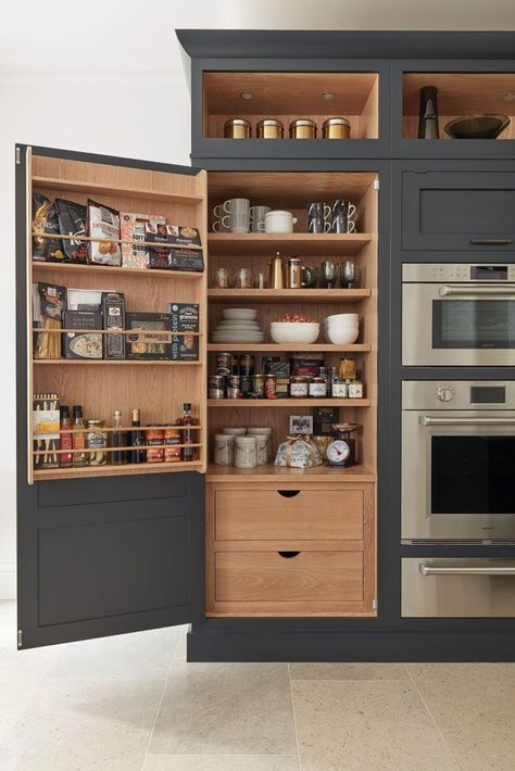 Mueble para despensa, vajilla y mantelería del lado izquierdo TODO REPISAS SIN CAJONES Y EXTENDER ESPACIO DE ALMACENAMIENTO EN PUERTA. Desain Pantry Dapur, Desain Pantry, Kabinet Dapur, Shaker Style Kitchens, Kitchen Pantry Design, Diy Kitchen Storage, Kitchen Room Design, Pantry Design, Kitchen Furniture Design