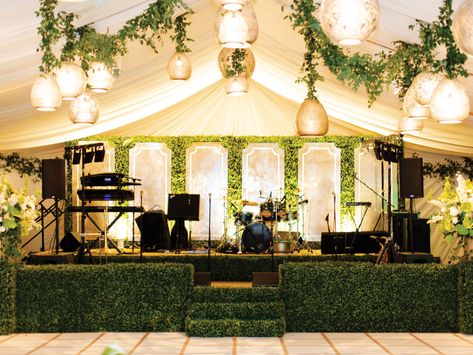 Band Stages Wedding, Wedding Music Band Stage, Wedding Band Backdrop Ideas, Wedding Band Stage Decor, Band Stage Decor, Reception Ceiling Decorations, Band Stage Design, Band Stage Wedding, Boxwood Wedding Decor