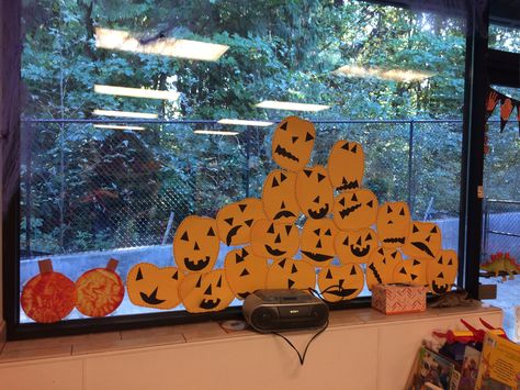 October- Halloween- jack o lantern window display School Window Display, Classroom Window Decorations, Classroom Window, Preschool Bulletin, Halloween Classroom, Preschool Bulletin Boards, Window Decorations, October Halloween, Halloween Jack O Lanterns