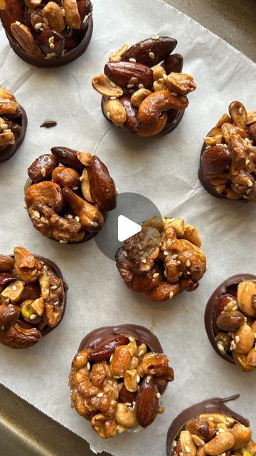 Olivia (BNutrSc ANutr) | Healthy Recipes on Instagram: "if you’re looking for a quick and easy snack this week… I got you🤝🏻  MAPLE NUT CLUSTERS #recipe: —1 2/3 cup mixed nuts (almonds, cashews, pistachio nuts, walnuts, peanuts etc…) —1/4 cup maple syrup —Pinch of salt —Sesame seeds (optional) —3/4 cup chocolate chips — 1tsp coconut oil  method: Optional roasting:  Spread your choice of nuts on a tray and roast at 180°C for about 20 minutes, shaking occasionally until slightly golden.  Pre heat oven to 180°C. Mix nuts with maple syrup, salt, and sesame seeds thoroughly. Distribute the mixture into moulds or create one large slice.  Bake at 180°C for 20-25 minutes until golden and bubbly.  Remove from the oven and let cool completely in the moulds. Once cooled, gently remove each cluster f Nuts In Chocolate, Mixed Nuts Recipes, Nut Cluster Recipe, Chocolate Nuts Clusters, Clusters Recipe, Nut Cups, Nut Clusters, Chocolate Covered Nuts, Frosty Recipe