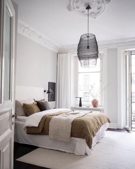 Upscale Interiors AG on Instagram: “This is our recommendation for a fresh and calm bedroom design. And this is where we would like to wake up. Photographed by Alen Cordic . .…” Modern Chandelier Bedroom, Low Ceiling Bedroom, Interior Vintage, Century Home, Design Del Prodotto, Turn Of The Century, Modern Bed, Elegant Homes, Design Case