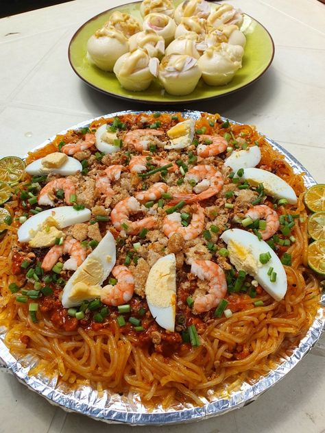 Pancit Palabok Recipe Filipino Food, Pinoy Lunch Ideas, Filipino Food Party, Pancit Palabok, Dr Food, Food Deserts, Food Plates, Filipino Cuisine, Filipino Foods