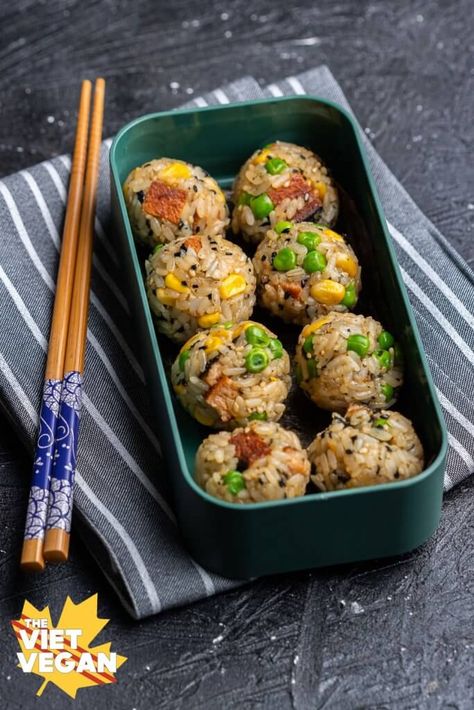 Japan Vegan Food, Onigiri Vegetarian, Avocado Onigiri, Vegetarian Bento Box Lunch, Vegan Kimbap, Vegan Unagi, Onigiri Aesthetic, Vegan Bento Box Ideas, Onigiri Recipes