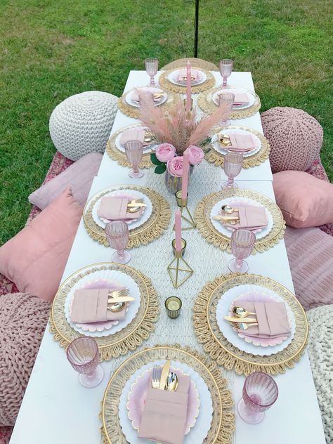 Pink Bohemian Birthday Party, Blush Dinner Party, Picnic For 2 Ideas, Boho Birthday Picnic, Boho Tea Party Birthday, Picnic Boho Party, Outside Tea Party Decor, Park Brunch Party, Pink Boho Birthday Party