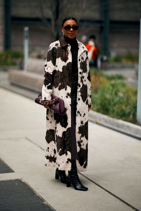 Fringe! Cowboy boots! Earthy tones! Wide-brim hats! Fringe Cowboy Boots, Cowboy Fashion, Western Trend, Fashion Week Trends, Ss 2024, New York Fashion Week Street Style, Nyfw Street Style, Street Style Fall, Street Style Photos