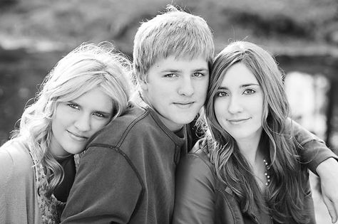 Older Sibling Photography, Sibling Photography Poses, Sibling Pictures, Sibling Poses, Family Portrait Poses, Sibling Photography, Sibling Photos, Family Picture Poses, Photography Poses Family