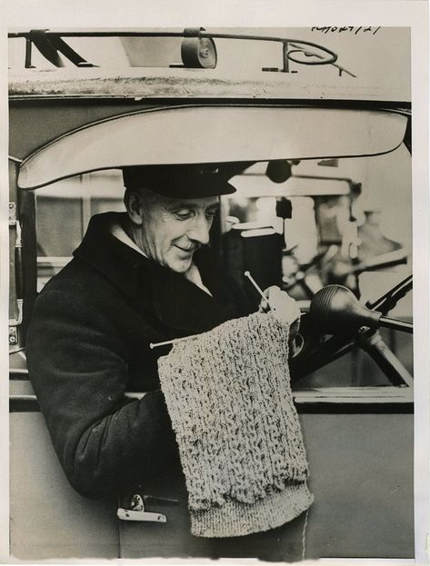 Strangely Captivating Vintage Photos of People Knitting - Atlas Obscura Taxicab driver knitting between fares, London, c. 1940. Vintage Photos Of People, Vintage Foto's, Knitting Humor, Photos Of People, Atlas Obscura, Knit Art, Hand Crochet Baby Blanket, People Photos, Knitted Wit