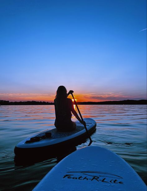 paddle boarding on a lake in the middle of summer during sunset Paddle Boarding Outfit, Paddle Boarding Pictures, Boat Pics, Lake Pictures With Friends, Vision Board Pictures, Paddle Surfing, Pictures With Friends, The Best Outfits, Outfits To Wear