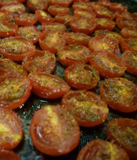 Pizza Sauce - Use 10 oz. grape tomatoes, halved, 2 t. oregano, 1 t. thyme, 2 T. olive oil, salt & pepper. Bake @ 300 for 30 min, add 3 garlic cloves & cook add'l 30 min. Remove skins from garlic & then pulse all in the blender with 1 bunch fresh basil. Tomato Pizza Sauce, Pizza Sauce Recipe, Pizza Sauce Homemade, Roasted Cherry, Roasted Cherry Tomatoes, Grilled Tomatoes, Homemade Pickles, Pizza Recipes Dough, Pizza Hut