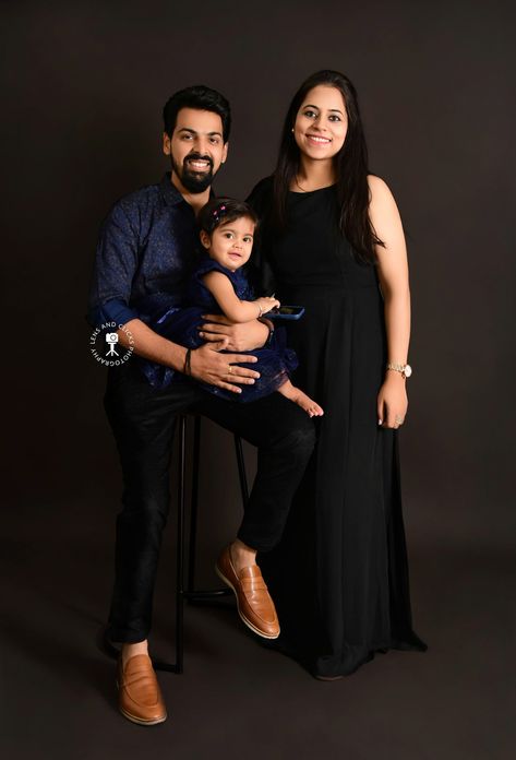 Family Potraits Idea With Baby, Studio Pictures, Family Potrait, Baby Birthday Photoshoot, Baby Boy Newborn Pictures, 1 Year Baby, Gold Haram, Baby Milestones Pictures, Birthday Shots