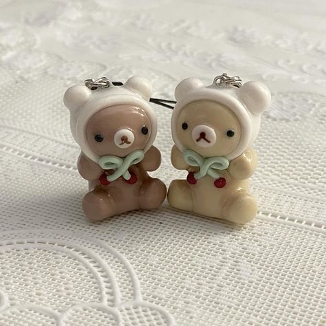 cherry bears ·ᴥ· !🍒🤍 brown: $25 usd cream: $25 usd shipping: usa only ! $5 tracked ᯓᡣ𐭩 dm to purchase #charms #polymerclay #keychain #smallbusiness Bear Clay Charm, Cute Handmade Christmas Gifts, Brown Clay Ideas, Clay Inspo Ideas, Clay Charms Ideas, Cute Polymer Clay Ideas, Clay Charm Ideas, Miffy Clay, Kawaii Clay Charms