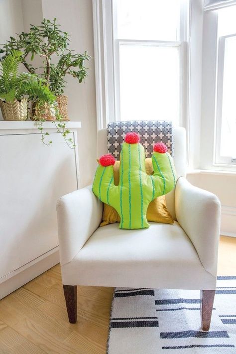 Bring DIY desert vibes into your home with Amanda Russell’s cuddly pom pom cactus. No need to handle with care – this cactus is made for comfort! 🌵 Cactus Sewing Pattern, Cactus Pillow Pattern, Pom Pom Cactus, Make A Cactus, Diy Desert, Fleece Sewing, Sewing Beginners, How To Make A Roman Blind, Basic Sewing Kit