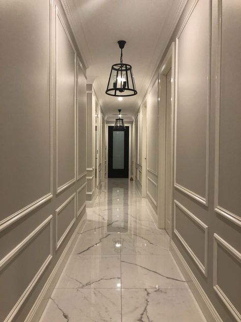 Wall Paneling Ideas Corridor, Corridor Panelling Ideas, Classic Hallway Design, Hallway Moulding Ideas, Koridor Design, House Corridor Design, Corridor Design Home, Corridors Design, Home Entrance Design