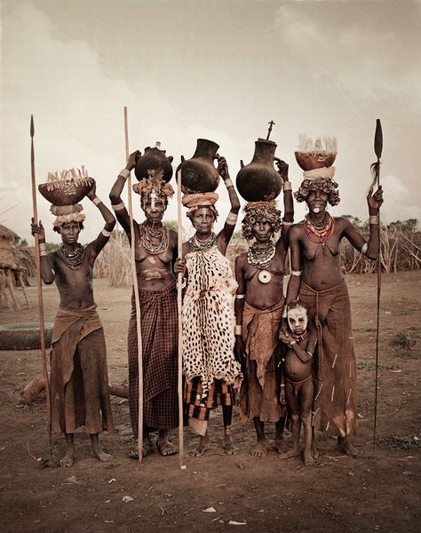 See These Rare Photos of 22 Indigenous Tribes Before They Disappear - Atchuup! - Cool Stories Daily Jimmy Nelson, Indigenous Tribes, African People, We Are The World, Maasai, World Cultures, African Culture, People Of The World, Rare Photos