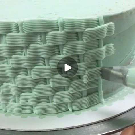 🧐How to do a basket weave piping with buttercream👍🏼💕 __ 🎥: @lillyluvscakes 🤗 Follow @merri.bakes for more cake decorati... | Instagram Basket Weave Cake Design, Basket Cake Tutorial, Basket Cake Design, Basket Weave Cake, Flower Basket Cake, Cake Basket, Icing Design, Cake Decorating For Beginners, Two Tier Cake