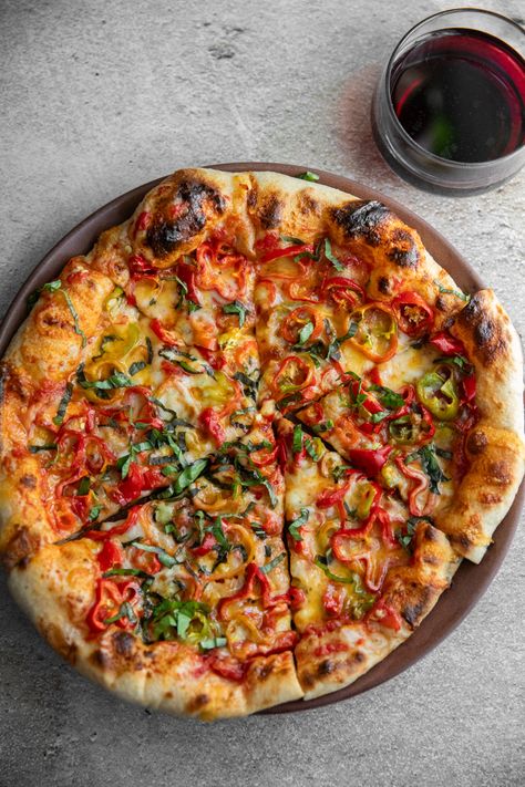 Chile-Sweet Pepper Pizza Bell Pepper Pizza, Pepper Pizza, Peppadew Peppers, Butter Crust, Pineapple Pizza, Cooking Pizza, Sweet Pepper, Sweet Peppers, Veggie Pizza