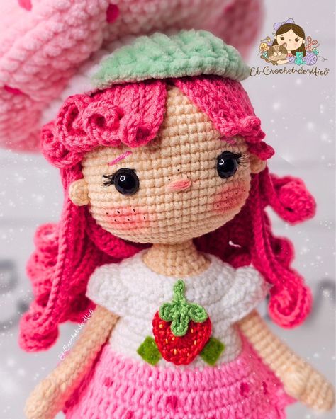 El Crochet de Miel 🍯 ®️ | 🌼 Honey's Crochet Along 🌼 ✨Mis Mielunnitas y Mielunnitos, como ya saben, en este perfil nos encanta Rosita Fresita. ✨️ 🍓 Strawberry… | Instagram Crochet Strawberry Shortcake Doll, Crochet Along, Amigurumi Strawberry, Toy Library, Funny Quotes Wallpaper, Mini Amigurumi, Tutti Frutti, Cookie Run, Crochet Dolls