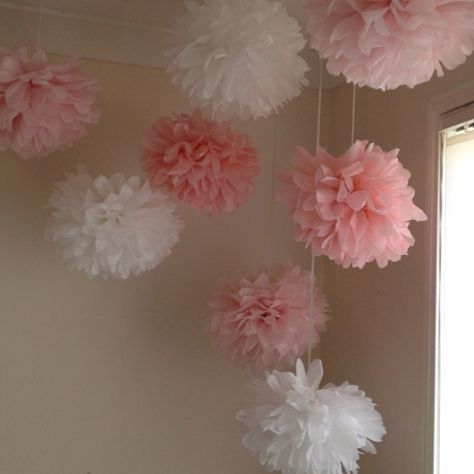 After making these Pom Poms for my baby shower decorations. My daughter wanted them in her room :) such a cheap and easy way to decorate a girls room. Diy Pom Poms, Ideas Baby Shower, Hair Line, Shower Cupcakes, Best Baby Shower Gifts, Fiesta Baby Shower, Shower Bebe, Baby Shower Guest, Baby Shower Banner