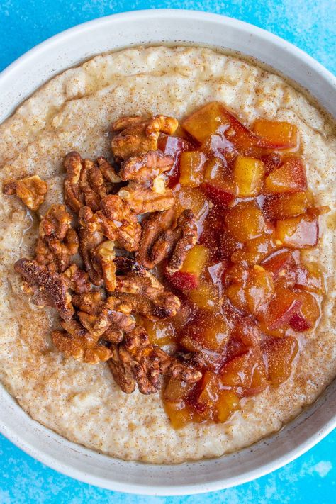 Start the day with this warming bowl of apple pie porridge. Use almond milk for a vegan spin on this healthy breakfast and add the cooked chopped apple and some crunchy roasted walnuts which have been drizzled with honey before being toasted in the oven. Yum! #applepie #appliepieporridge #porridgerecipes #healthybreakfast Apple Pie Porridge, Breakfast Ideas With Apples Healthy, Crockpot Apple Pie, Christmas Porridge, Apple Porridge, Breakfast On A Budget, Healthy Apple Pie, Healthy Budget, Perfect Healthy Breakfast