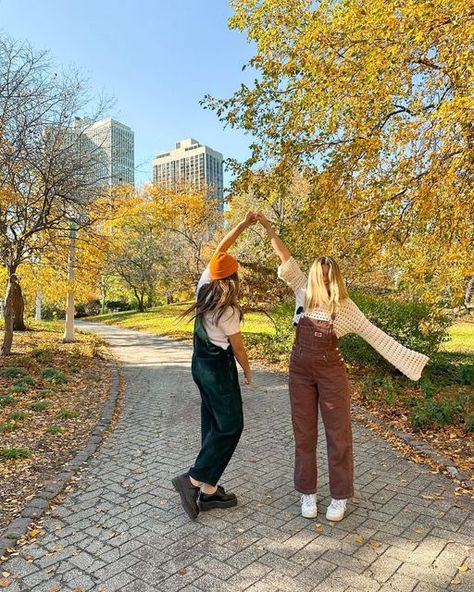 Fall Photos With Best Friend, Cute Pumpkin Patch Pictures Friends, Bestie Fall Photoshoot Ideas, Fall Bsf Pics, Pic Ideas For Best Friends, Fall Pics To Recreate With Friends, Fall Photoshoot With Best Friend, Cute Fall Poses For Instagram, Fall Photos Friends