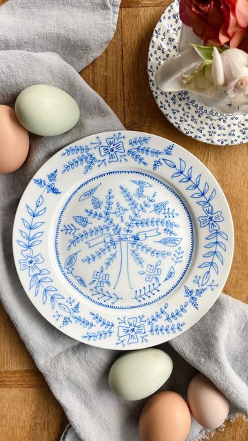 Fernway Home | Elijah & Daisy on Instagram: "DIY PAINTED PLATES👇 SUPPLIES// -PEBEO Porcelaine 150 Fine Tip Marker in Blue -Porcelain plate -Rubbing alcohol or water -Q-tips -Paper Towel STEPS// 1. Start with clean & dry plate! 2. Shake the pen & dab repeatedly until ink surfaces. 3. Begin drawing! I like to think symmetrically when creating these, but it’s completely up to you! 4. Once you are done, air dry for 24 hours. Then, bake in oven for 35 min at 300F. 5. Gift to a friend (or to your Drawing On Plates, Pebeo Paint, Pebeo Porcelaine 150, School Door Decorations, Painted Ceramic Plates, Blue Porcelain, Painted Plates, Instagram Diy, Craft Night