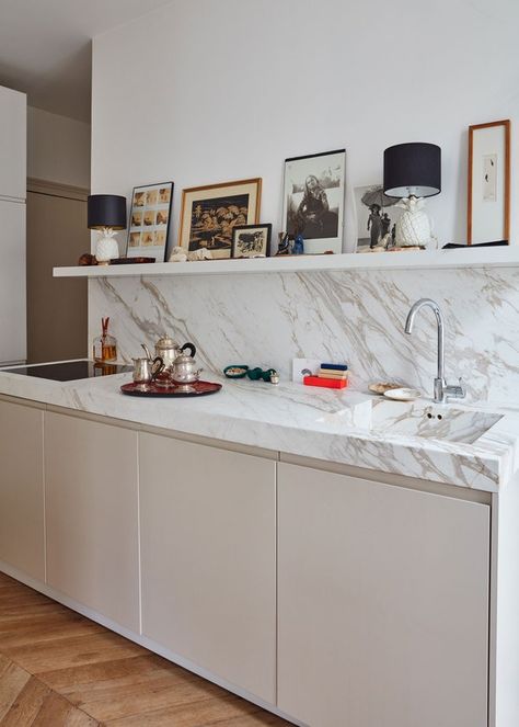 A Little Paris Apartment Teaches Us 4 Big Design Lessons | Architectural Digest Outdoor Kitchen Countertops, Big Design, Kitchen Marble, Decor Minimalist, Kitchen Shelves, Architectural Digest, Cheap Home Decor, Interior Design Kitchen, 인테리어 디자인