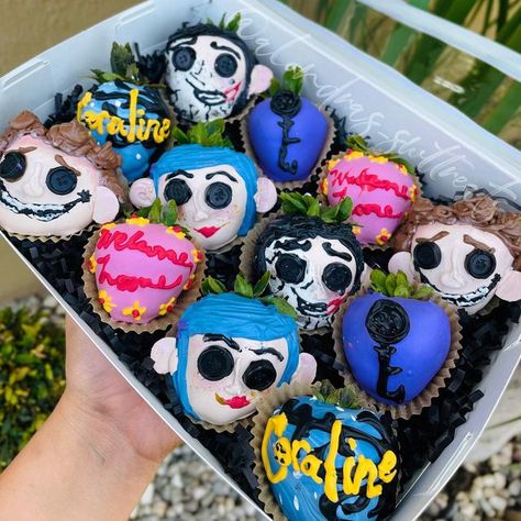 Beetlejuice Chocolate Covered Strawberries, Coraline Chocolate Covered Strawberries, Coraline Cake Pops, Coraline Strawberries, Coraline Treats, Creepy Snacks, Chocolate Cakesicles, Coraline Birthday, Sweet Business