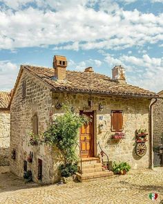 Italian Stone House, Old Italian House, Small Stone Cottage, Stone Cabin, Italian Stone, Stone Cottages, Casa Country, Stone Cottage, Village House Design