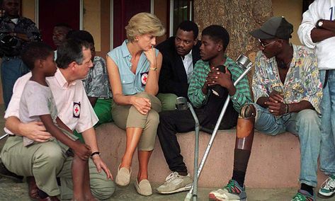 Prince Harry follows in Princess Diana’s footsteps as walks through a minefield in Angola Dodi Al Fayed, Touching Photos, Humanitarian Work, Princess Diana Pictures, Teddy Boys, Charles And Diana, Intimate Photos, Lady Diana Spencer, Charity Work