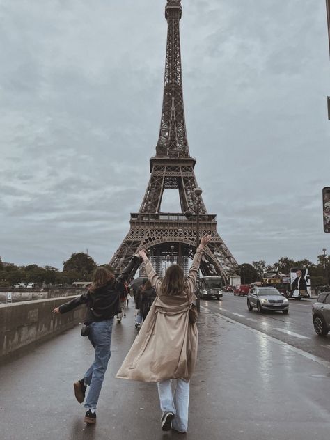 Paris Friends Aesthetic, Eiffel Tower Pictures, Eiffel Tower Photography, Paris Family, Paris Couple, Paris Dream, Paris Vibes, Disney Paris, Shotting Photo