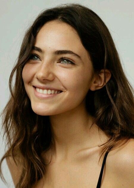 Brown hair green eyes Amelia Zadro, Female Character Inspiration, Fresh Face, 인물 사진, Green Hair, Beautiful Smile, Pretty Face, Woman Face, Lany