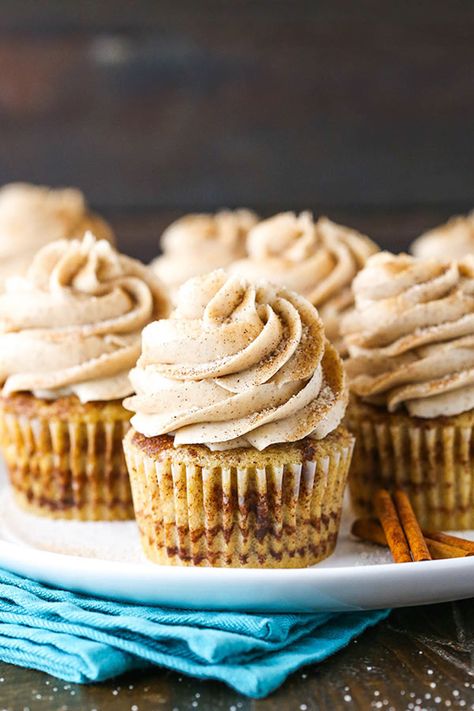 Light Cupcake Flavors, Cinnamon Swirl Cupcakes, Cupcake Topping, Cinnamon Roll Cupcakes, Cinnamon Frosting, Cinnamon Cupcakes, Simple Cakes, Swirl Cupcakes, Food Cupcakes