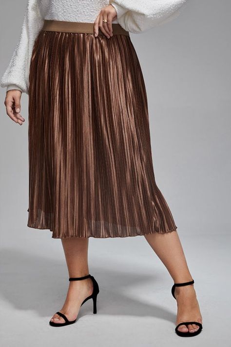 Long pleated skirt outfit