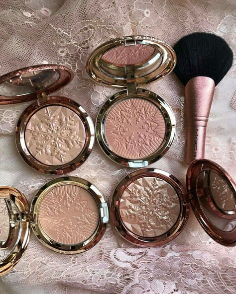 Mac makeup snow ball blush highlighter Hilighter Makeup Faces, Highlighter Aesthetic Makeup, Highliters Make Up, Highlighter Makeup Products, Best Contouring Makeup, Mac Makeup Products, Mac Highlighter, Rosa Make-up, Soft Make-up