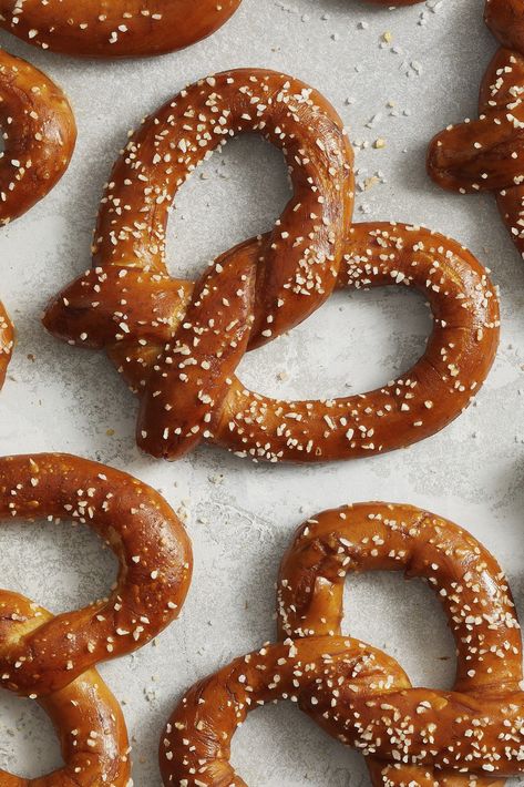 A pretzel recipe that won’t tie you in knots Oktoberfest Recipes, Baked Pretzels, Pretzel Recipe, Pretzel Dough, Oktoberfest Food, Food Scientist, Pretzels Recipe, Savory Bread, Beer Cheese