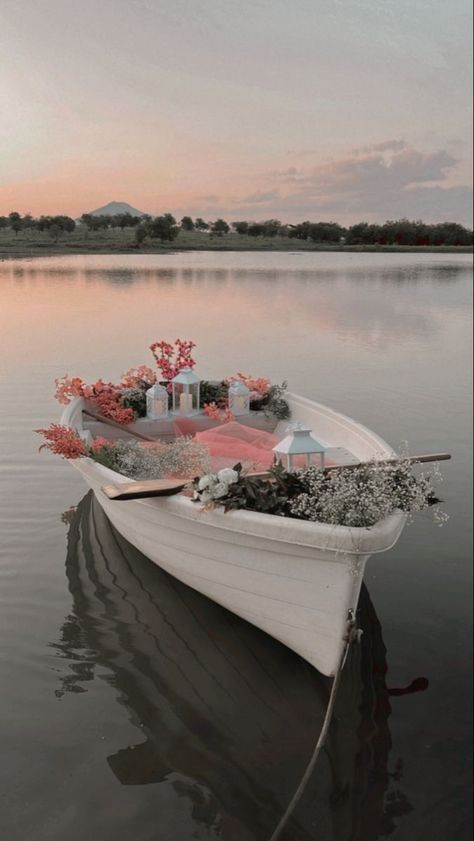 Boat Photoshoot, Romantic Dinner Decoration, Dream Dates, Romantic Date Night Ideas, Personal Retreat, Romantic Picnics, Dream Date, Romantic Proposal, Image Chat