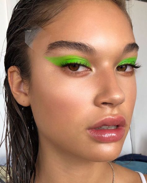 M a r i k a D’ A u t e u i l on Instagram: “💚💚💚💚💦 Acid green on @ellaacuba @anotherspeciesagency Skin : @danessa_myricks prism fx hydrating lotion @maccosmeticscanada face and body…” Neon Makeup Looks, Neon Eyeshadow, Danessa Myricks, Neon Makeup, Look Festival, Natural Lip Colors, Green Makeup, Green Eyeshadow, Beauty Cream