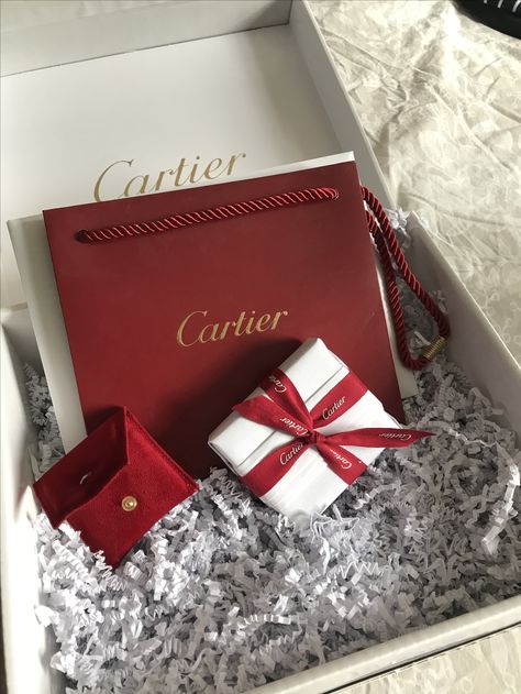 Luxury Red Necklace For Gift, Luxury Red Danglers As Gift, Cartier Packaging, Cartier Box Aesthetic, Cartier Box Packaging, Cartier Aesthetic, Luxury Red Box Bag For Gift, Cartier Event, Luxury Paper Bag