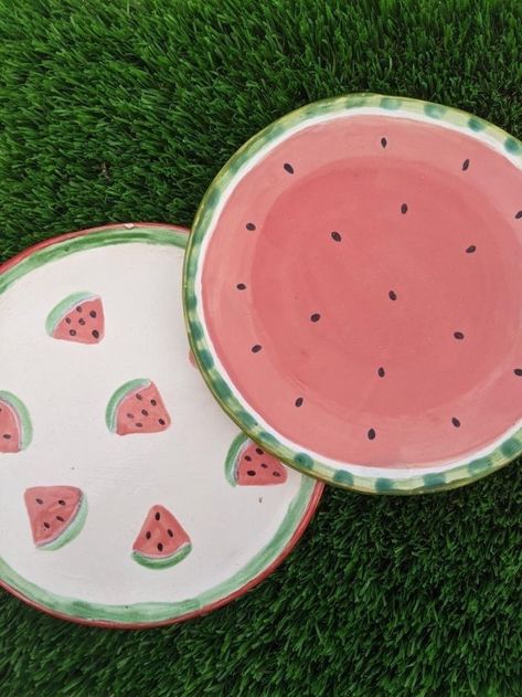 Watermelon Pottery Painting, Painting Ideas On Plates, Plate Painting Ideas, Painting Plates, Pottery Kitchenware, Assiette Design, Plate Painting, Ceramic Cafe, Diy Pottery Painting