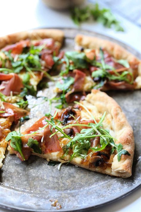 Fruit Flatbread, Italian Pizza Toppings, Funghi Pizza, Prosciutto Pizza Recipes, Arugula Prosciutto, Dinner Gourmet, Healthy Homemade Pizza, Feta Pizza, Arugula Pizza