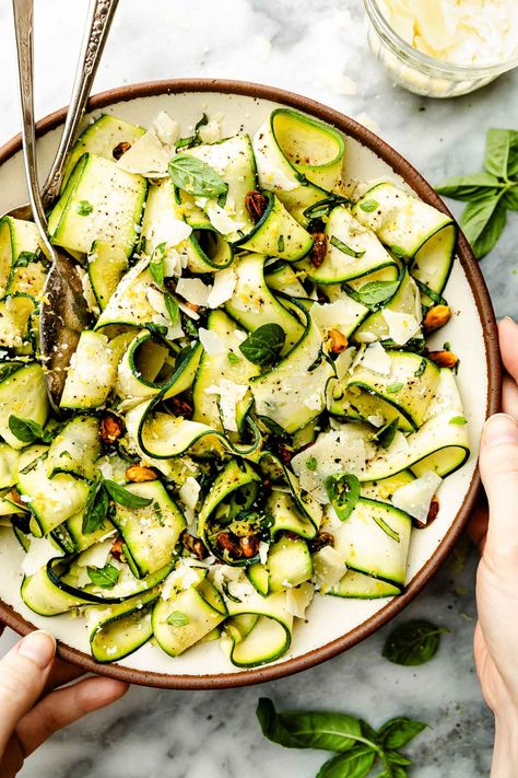 Raw Side Dishes, Squash And Zucchini Side Dish, Courgette Side Dish, Zucchini Summer Salad, Zucchini Recipes Salad, Fresh Zucchini Salad, Zucchini Lunch Ideas, Zucchini Salad Recipes Raw, Raw Zucchini Recipes