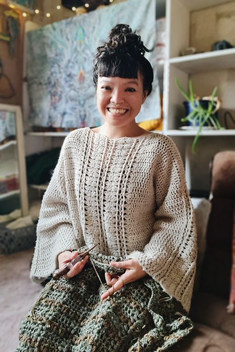 I still am loving this crochet sweater so much. It's so cozy to wear in this time of the year. If you love crochet bell sleeve, you will love this #freecrochetpattern Free Crochet Cardigan Patterns, Crochet Kimono Pattern, Sweater Free Pattern, Free Crochet Cardigan, Boho Crochet Patterns, Crochet Sweater Free, Crochet Bell Sleeve, Gifts Crochet, Crochet Kimono